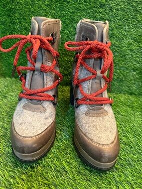 Sorel women’s Blake Gray Wool & Brown Leather Hiking Boots with Red Laces size 7